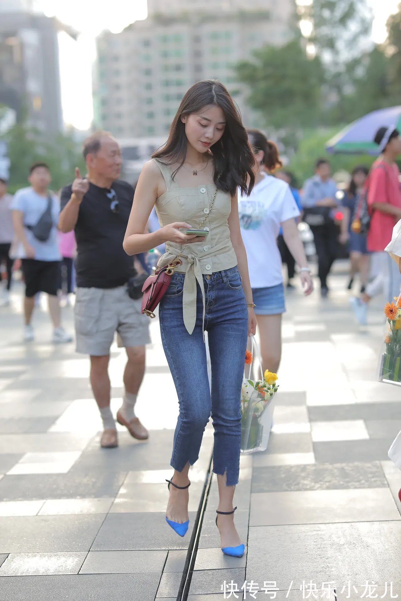 穿搭 卡其色吊带开衫搭配蓝色毛边牛仔裤,时髦洋气显身材,初春很流行