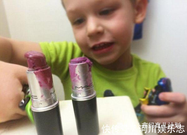 孩子|熊孩子火车上抢别人手机,奶奶假装没看见,乘客一招让奶奶换车厢