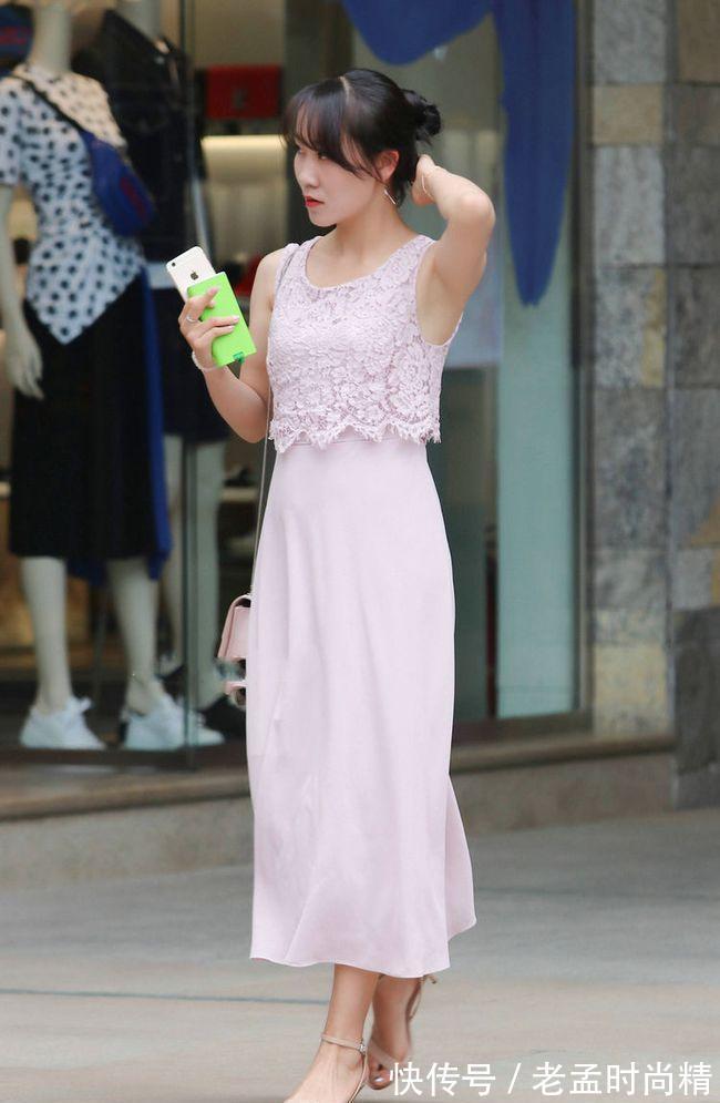连衣裙 街拍美女:一件优雅的连衣裙搭配一双性感的高跟凉鞋,简单、美丽
