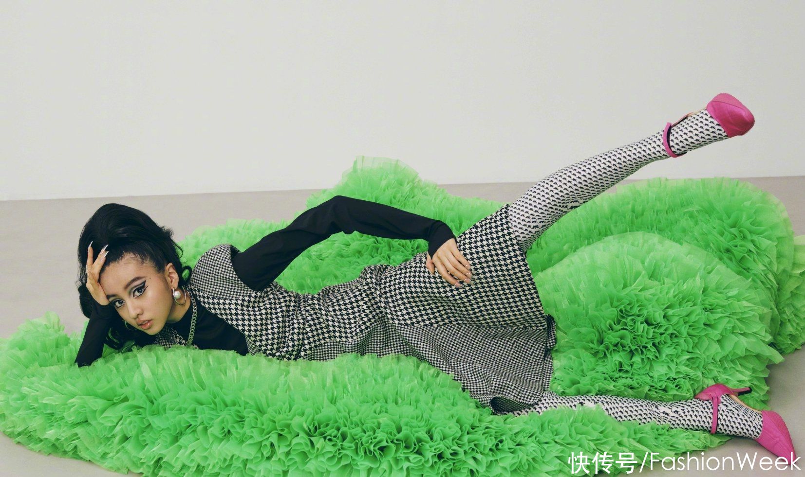 木村光希可塑性太强，穿黑色蕾丝裙展女人味，时尚表现力超赞