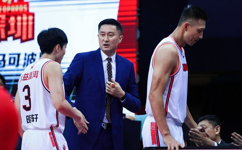 cb易建联打7分钟紧急受伤下场,杜锋深夜摊牌,宏远核心伤病大反转