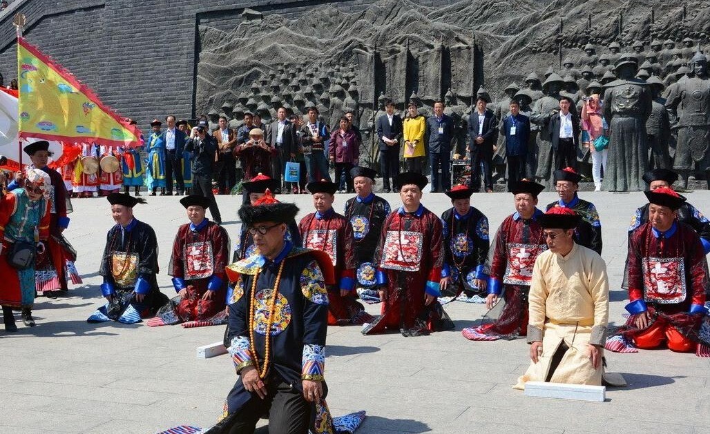 皇室|乾隆七世孙手戴上亿玉扳指,如今穿龙袍,以皇帝身份祭祖
