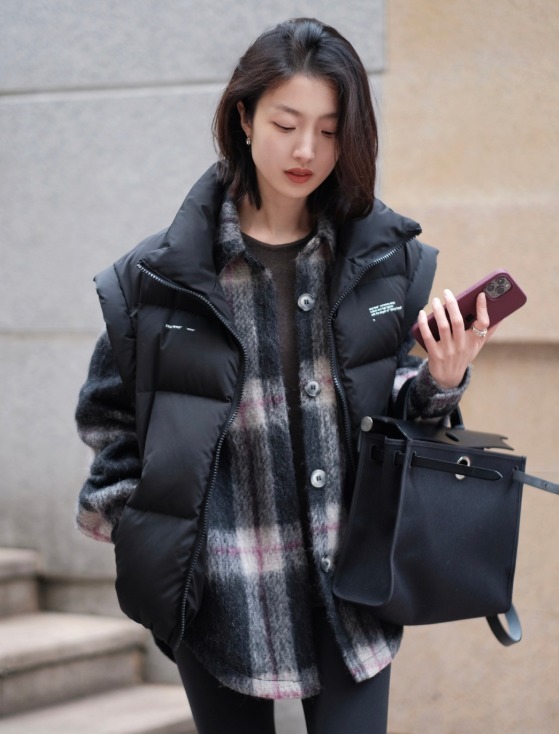 羽绒马甲|冬季穿衣别老一套,看看最潮的羽绒马甲,风格百变还时髦
