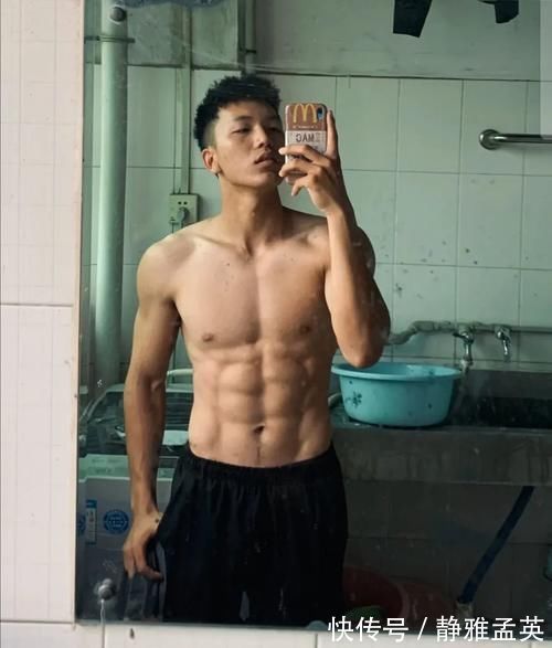 体育生|拥有八块腹肌人鱼线的体育生,网友:不争气的眼泪从嘴角流了下来