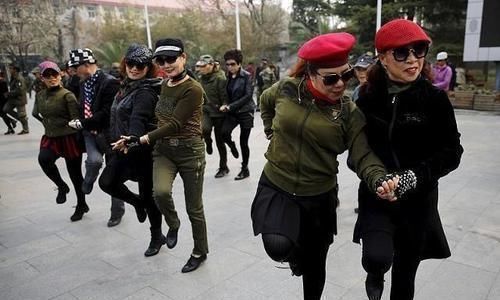 广场舞|坚持跳广场舞的大妈们,身体越跳越好了吗,一起来了解下