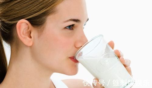 牛奶|奶粉和牛奶,到底哪个补钙效果好,营养更高?实验数据告诉你