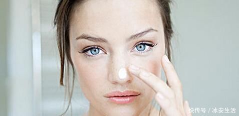 鼻子上黑头去不掉皮肤科医教你1个妙招，轻轻一抹，黑头全出来