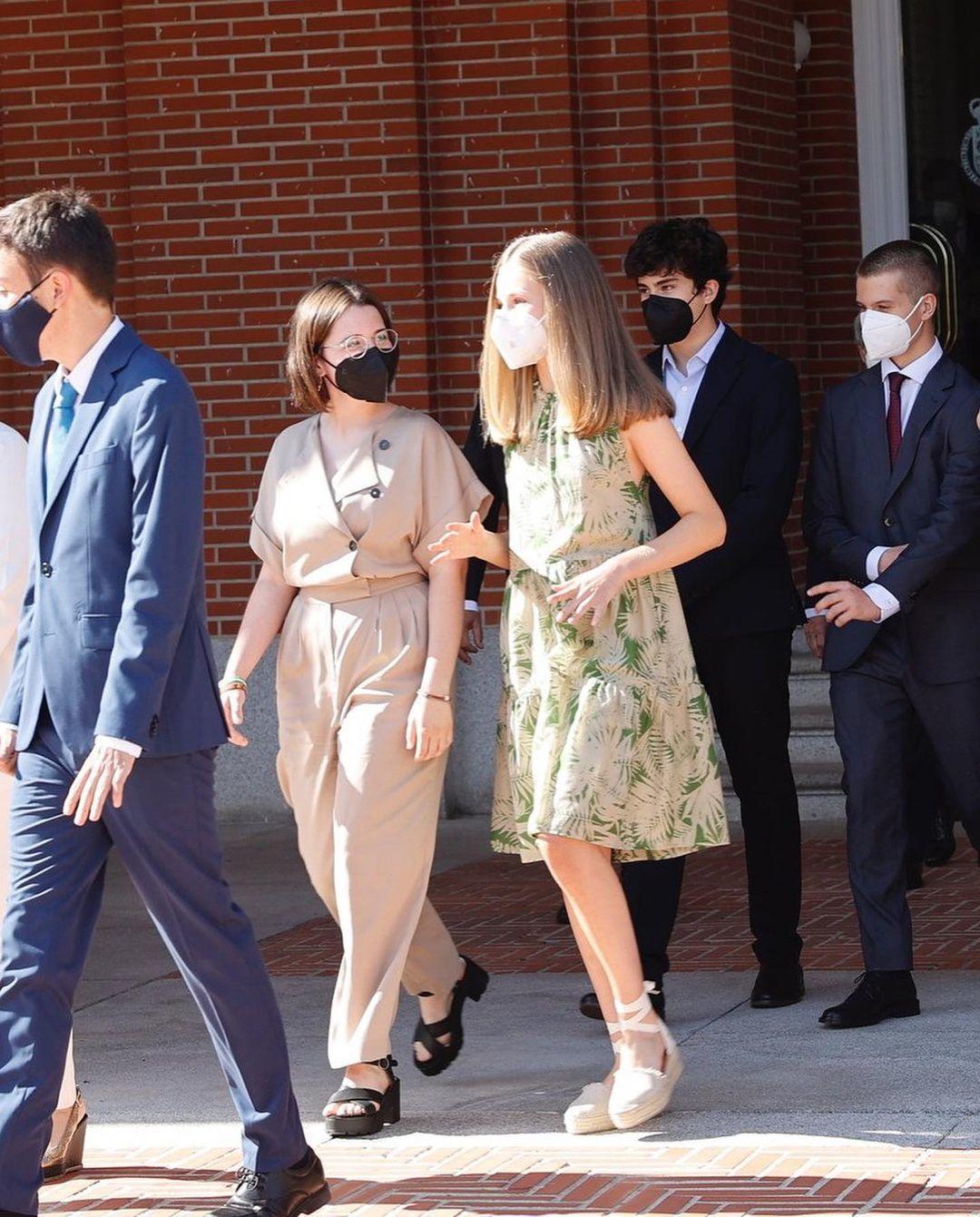 印花连衣裙|西班牙公主莱昂诺尔真会穿，无袖印花连衣裙清新减龄，娇俏甜美