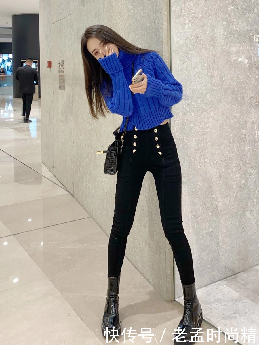 今年冬季女装色彩的流行趋势,红黄蓝黑四种配色,让女性穿出靓丽时髦感