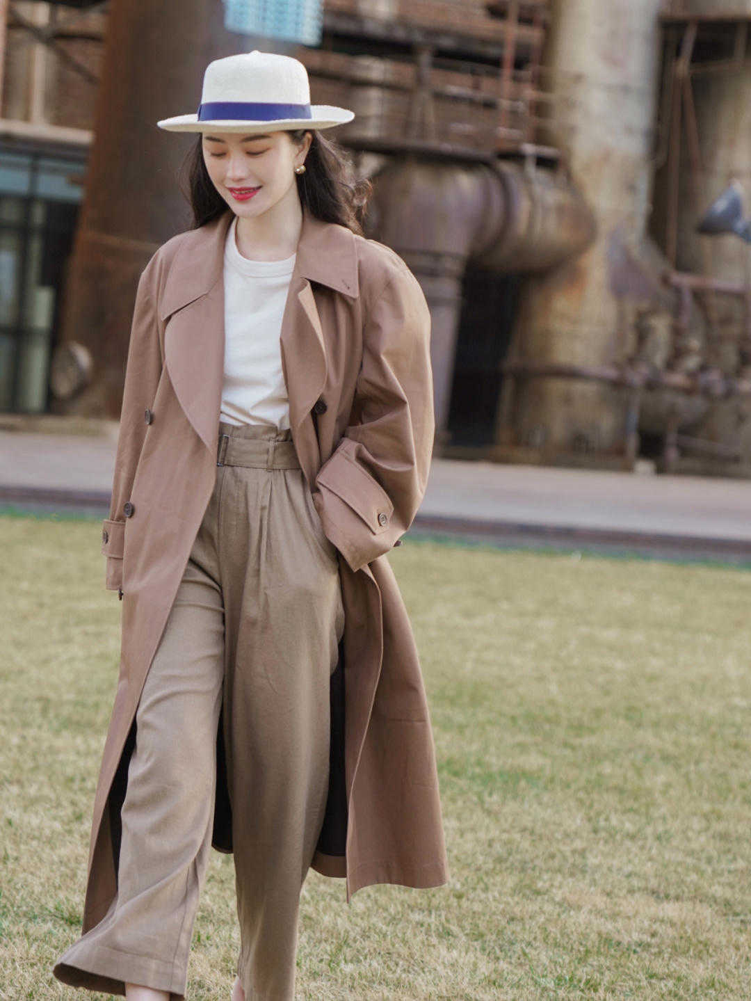 秋天|风衣的潮流还没过,小个子宁可搭配裤子,这是为什么?看完就明白