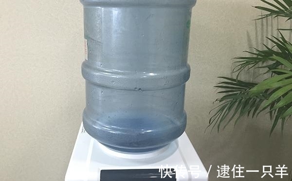 水垢|烧开的自来水里有水垢，长期喝会影响健康吗？和您分析