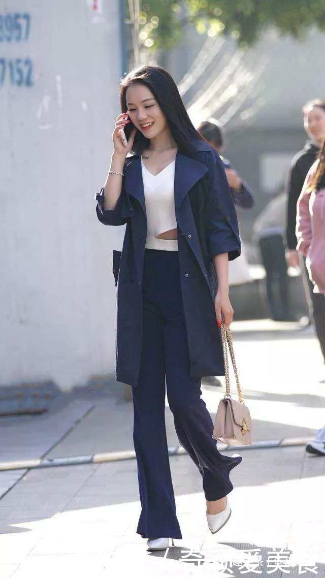 街拍时尚高跟鞋搭配裙子,彰显出女性优雅魅力的一面