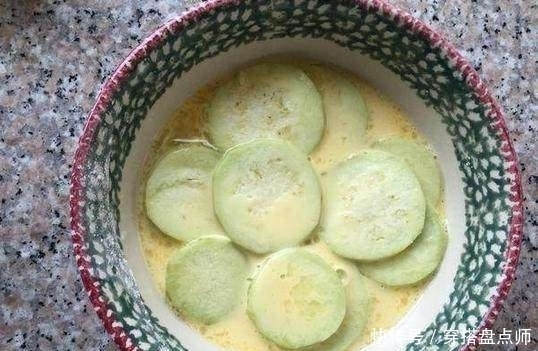 2勺|茄子别再红烧了,这样做外酥里嫩比肉还好吃!