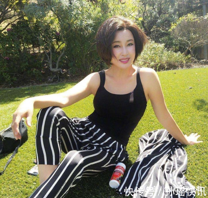 微博@65岁刘晓庆书法造诣颇深,时常晒出个人书法作品