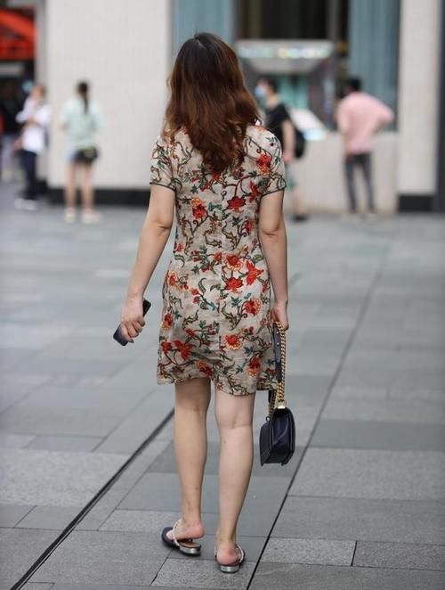 33岁“阿姨”的碎花旗袍，尽显优雅大气，“杀伤力”实在强！