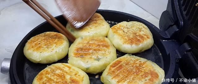 以后面粉就这样做,撒1把葱花,比鸡蛋饼还好吃,学会自己当老板