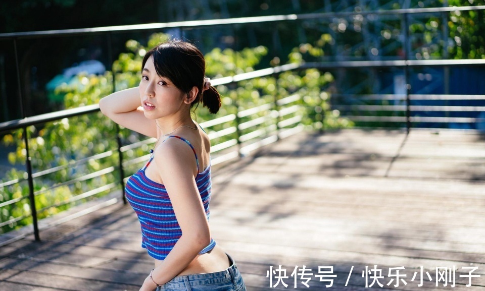 针织吊带|冰丝针织性感吊带背心搭配牛仔短裤，简略前卫穿出高档感