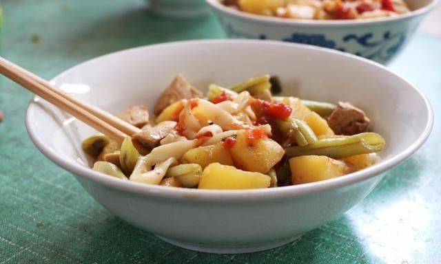 在老姐家做客,只炖了一锅菜,全家老小7口人吃饱喝足,太满足了