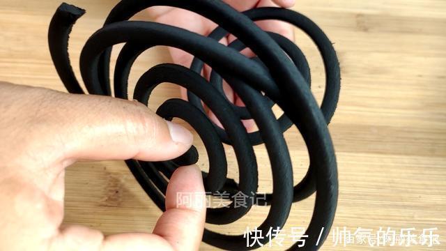 一卷纸巾就能把蚊香完整地分离,一秒一个,真是太神奇了