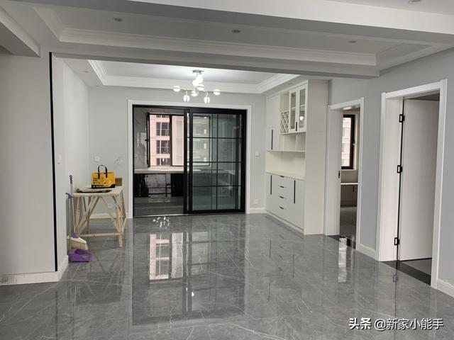 安装|她家装修花了12万，打造网红款电视墙，请木工师傅打柜子很喜欢