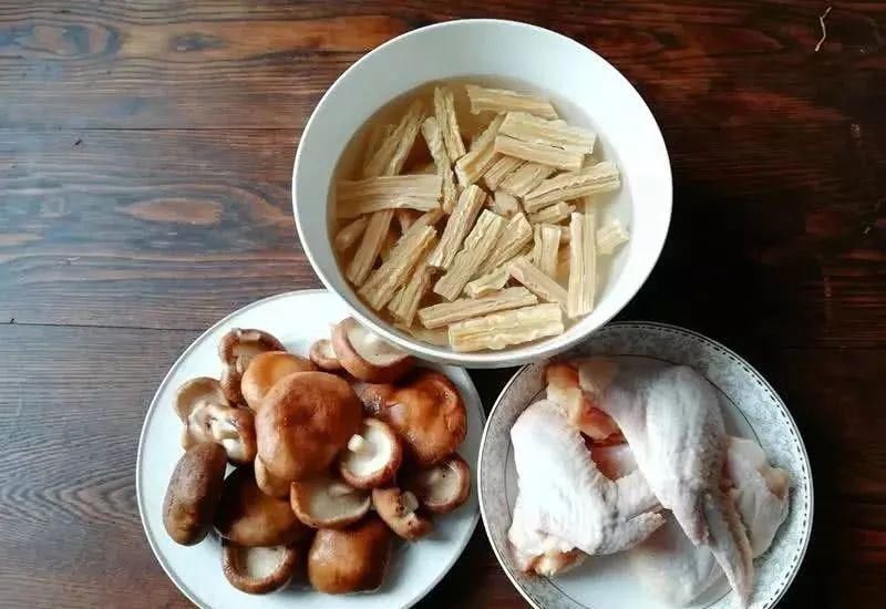 腐竹泡|腐竹、香菇和鸡翅这样搭配，营养全面孩子爱吃！赶紧学起来吧~