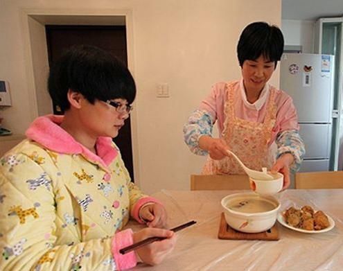 宝妈|坐月子,要请月嫂还是老人帮忙,月嫂一些利弊你要知道