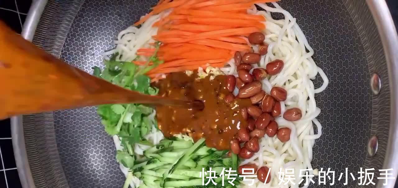 凉拌面的做法,凉拌汁酸辣开胃,面条劲道爽滑,怎么都吃不腻