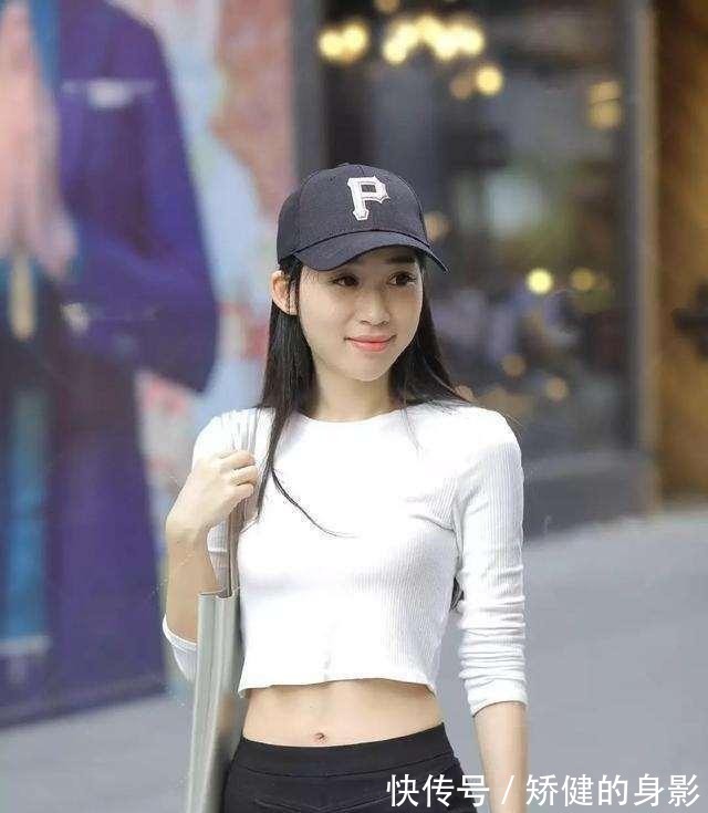 美观|风格多元化的牛仔裤,露出迷人的小臂肌肤,大方美观