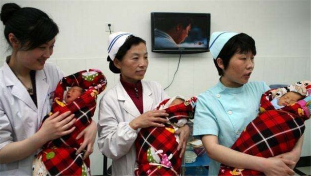 宝妈|爸爸姓“老”,给3胞胎的名字太“魔性”,上户口工作人员被逗笑