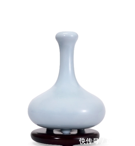 汝釉&临摹自上古铜器的蒜头瓶为乾隆最爱,御窑厂多有仿制作宫廷陈设