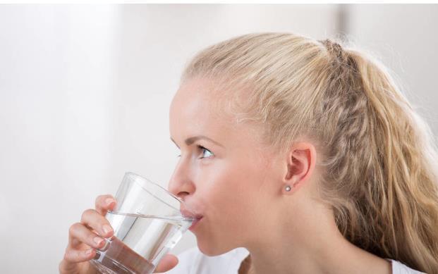 老年人一天在5個時間點勤喝水，身體或受益匪淺，希望你重視