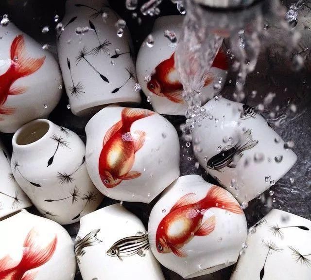 陶罐|印度女孩在白陶罐上画出逼真游鱼,网友评论似在水中游