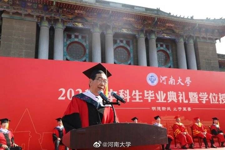 华东政法大学|口红、小龙虾、黑白双玉……多所高校毕业礼物曝光！羡慕了