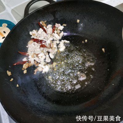 跟妈妈学快手做酸菜一口下肚，唇齿留香