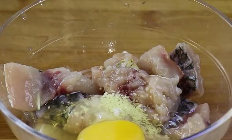 鱼肉|草鱼新吃法,淋上糖醋汁,外酥里嫩,酸甜美味,好吃到停不下来