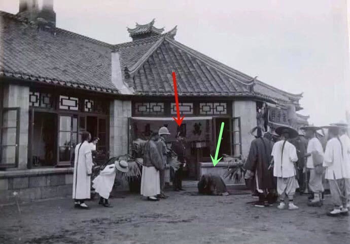 法军|镜头下真实的八国联军,图3百姓借梯子给法军,图5跪在洋人脚前的卖国贼!