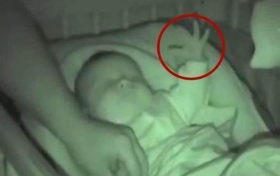 孩子|当这对夫妇晚上起来照看孩子的时候,他们拍下了难以置信的照片,让他们大开眼界
