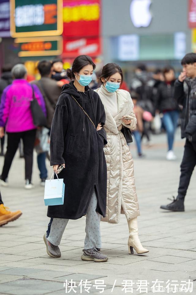 冬天选择羽绒服,搭配高筒马靴,保暖洋气衬托气质