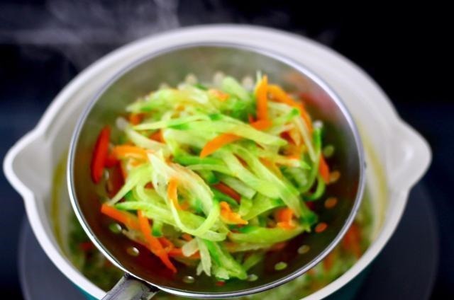 炸丸子只知道用面粉,加上它,炸出来的丸子外酥里嫩,凉了也不硬