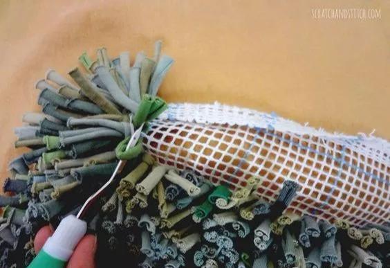 穿旧的旧衣服别扔了,剪一下改成布条,做出的地毯比买的还实用