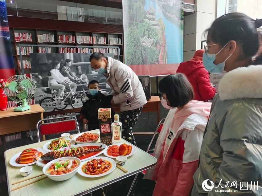 年夜饭|“穿越空间”里的成都名片展