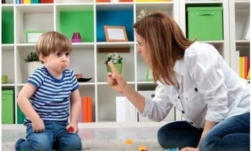 “宝宝被骂哭,为啥还伸手让妈妈抱”?看完心都要化了