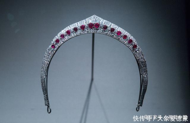 每个女人心中都有一个冠冕,遇上这些美丽奢华的皇冠,谁还走得动
