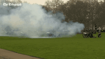 仇恨|93岁的女王,今天也是拉仇恨的一天呢!