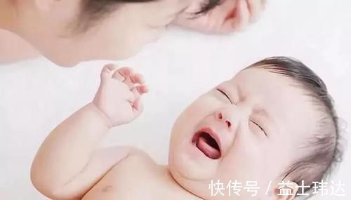 抱抱|宝宝一个人躺着玩好还是经常被抱好?医生:这样养大的孩子更好!