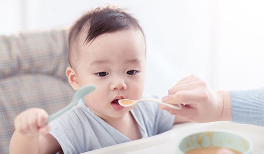 生长发育|孩子添加辅食，不要只盯着月龄看，这3个条件也很重要