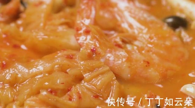 韩式风味的辣白菜烩大虾,搭配菌菇一起炒,鲜香营养,家人都爱吃!