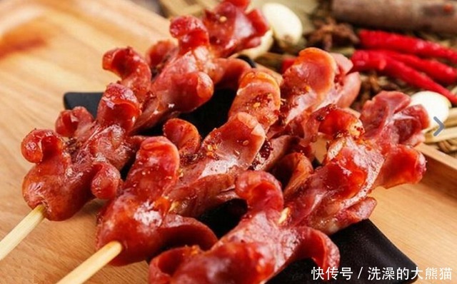 油炸10斤大火腿,出锅后变成黑炭,一刀切开香坏了!