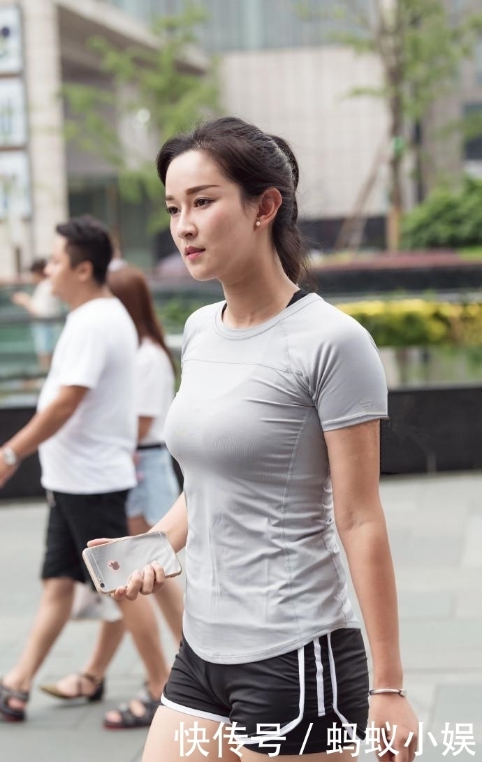 气质|路人街拍,羞涩可人的小姐姐,走路自带气质,凸显女神的魅力