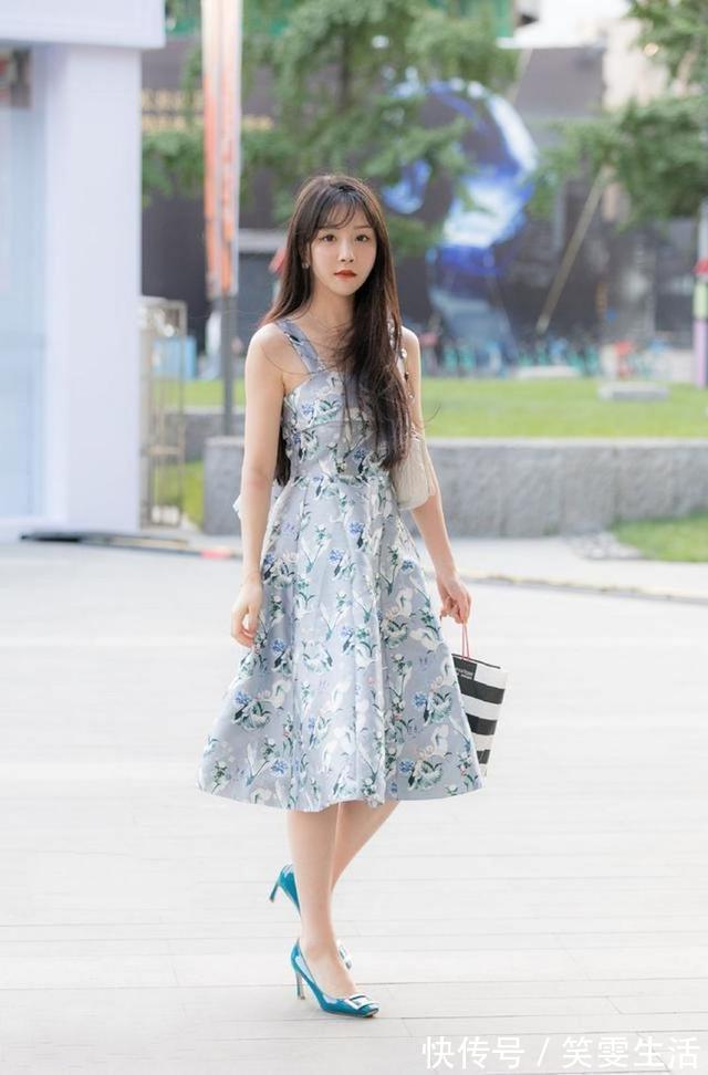 穿搭 美女白色上衣的肚脐装搭配浅蓝色牛仔裤,塑造出身材更加挺拔有型